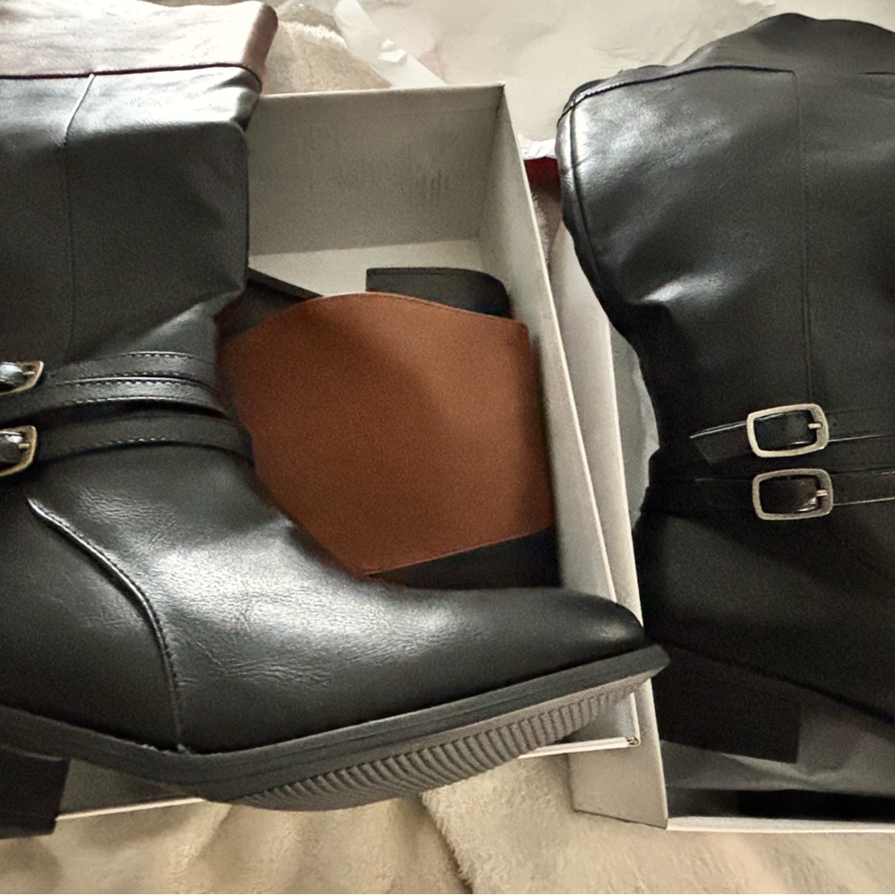True Craft Black Heeled Boots with Sleek Design